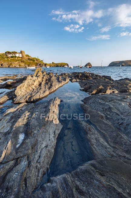 Close up view of cliffs in shallow ocean bay — Stock Photo