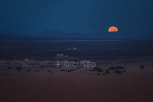 Malerischer Blick auf leeren Wüstensand und trübe Sonne in der Dämmerung. — Stockfoto