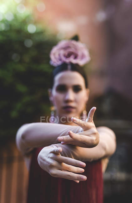 Танцовщица фламенко в типичном костюме демонстрирует типичные жесты — стоковое фото
