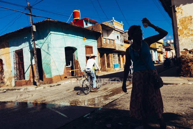 CUBA - AUGUST 27, 2016: Silhouette of woman on street of poor district — Stock Photo