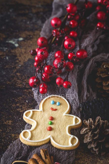 Натюрморт імбирного чоловіка печиво та різдвяні прикраси на дерев'яному столі — стокове фото