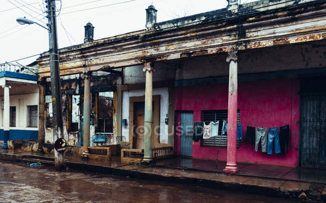 КУБА - 27 АВГУСТА 2016: Обветшалые и обветшалые фасады домов в бедном районе — стоковое фото