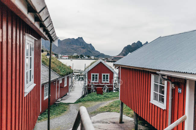 Esterno di case rosse sulla riva del lago di montagna — Foto stock