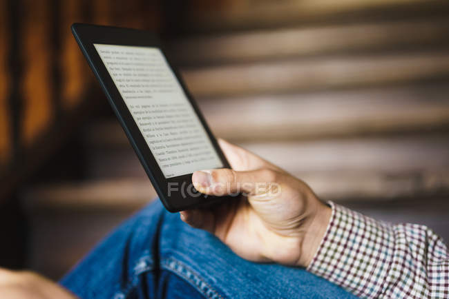 Crop main masculine avec tablette de livre électronique — Photo de stock