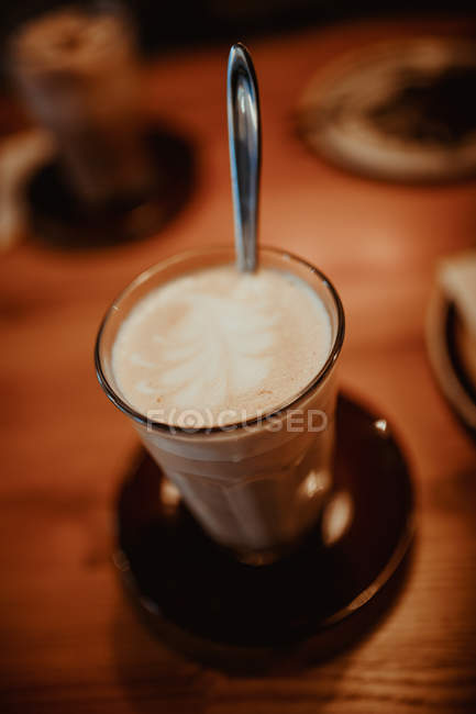 Nahaufnahme des Kaffees, der im hohen Glas serviert wird — Stockfoto