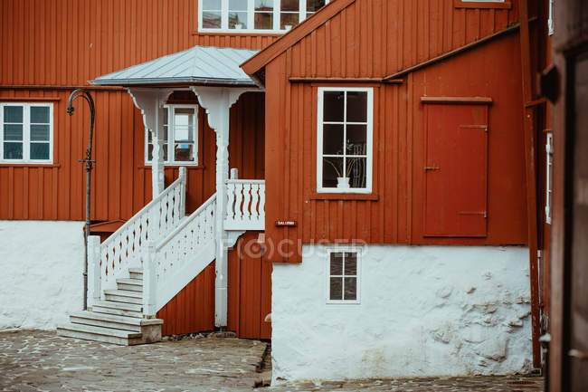 Фасад деревянного коттеджа, окрашенный в коричневый цвет — стоковое фото