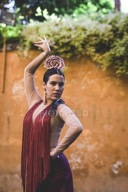 Danseuse de flamenco avec costume typique posant dans la rue et regardant la caméra — Photo de stock