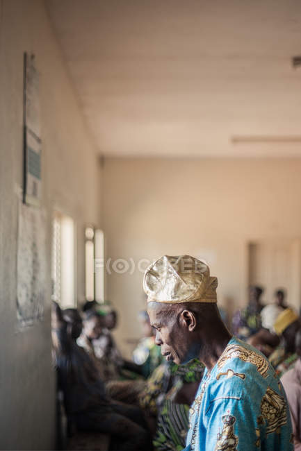 BENIN, AFRIQUE - 31 AOÛT 2017 : Vue latérale de l'homme posant dans la chambre — Photo de stock