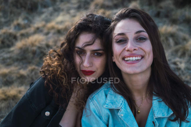 Retrato de dos chicas morenas mirando a la cámara - foto de stock