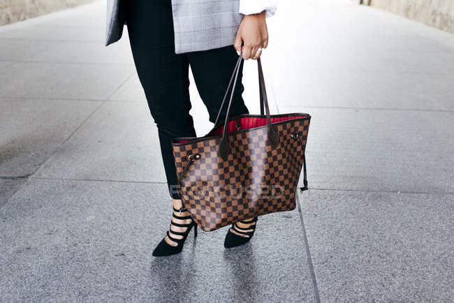 Bassa sezione di donna con borsetta su strada — Foto stock