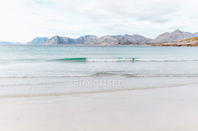 Сценический пейзаж волн серфинга над горным побережьем — стоковое фото