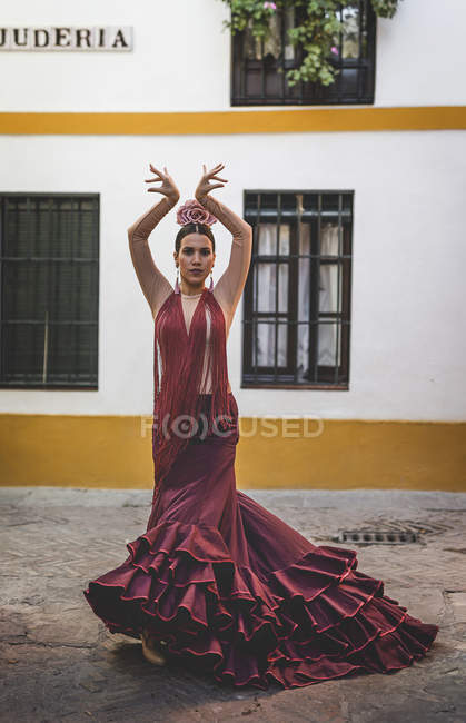 Фламенко, танцівниця носіння типовий костюм постановки на вулицях Севілья — стокове фото