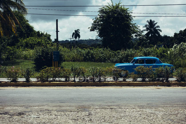 CUBA - 27 AGOSTO 2016: Auto retrò blu guida su strada — Foto stock