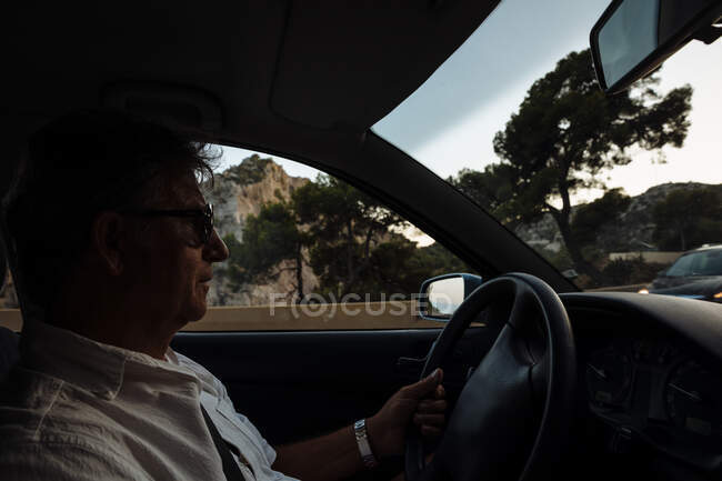 Uomo alla guida al tramonto — Foto stock