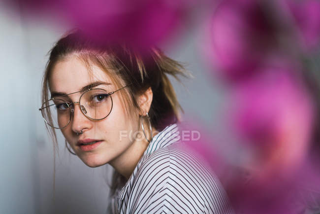 Retrato de menina morena em óculos elegantes — Fotografia de Stock