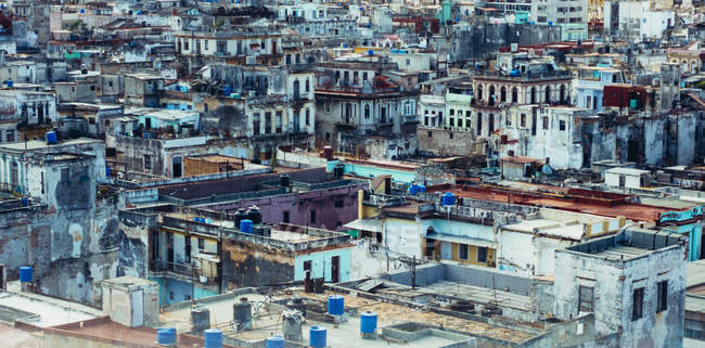 Stadtpanorama mit schäbigen Gebäuden — Stockfoto
