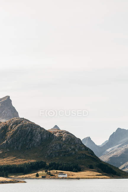Далекий вид на залитые солнцем озеро и горы — стоковое фото