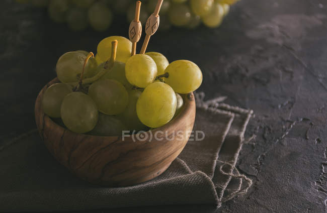 Vista de perto de um monte de uvas verdes na mesa escura — Fotografia de Stock