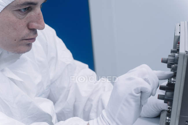Scientist working with equipment at laboratory — Stock Photo