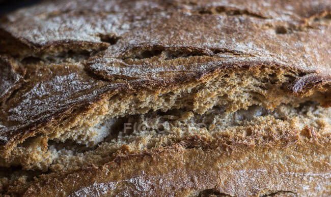 Vollbild-Aufnahme von selbstgebackenem Brot auf dem Tisch rustikal. — Stockfoto