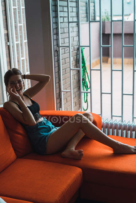 Lachendes Mädchen posiert auf Reisebus zu Hause — Stockfoto