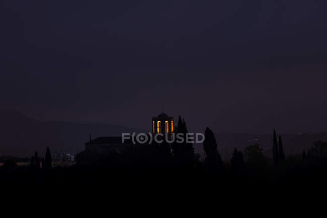 Vista a distanza del campanile illuminato di notte — Foto stock
