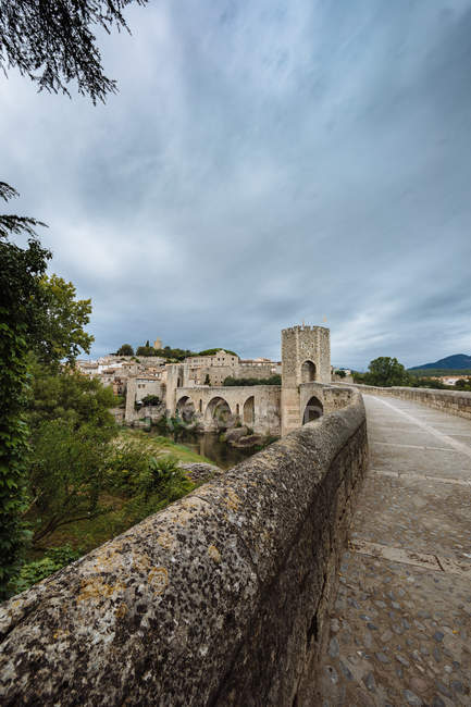 Vue du pont médiéval menant au vieux château — Photo de stock
