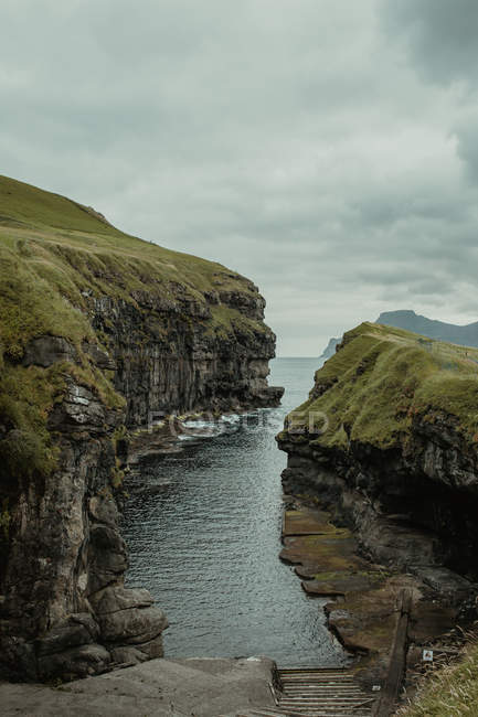 Ландшафт узкой бухты между зелеными скалами — стоковое фото