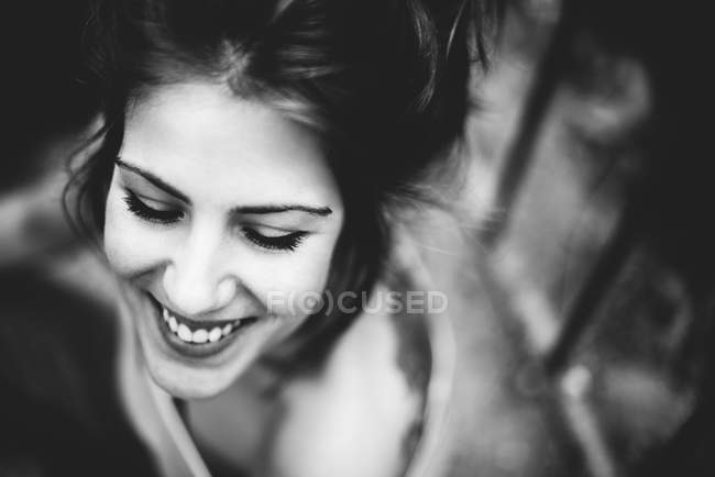 Portrait à angle bas de fille brune souriante — Photo de stock