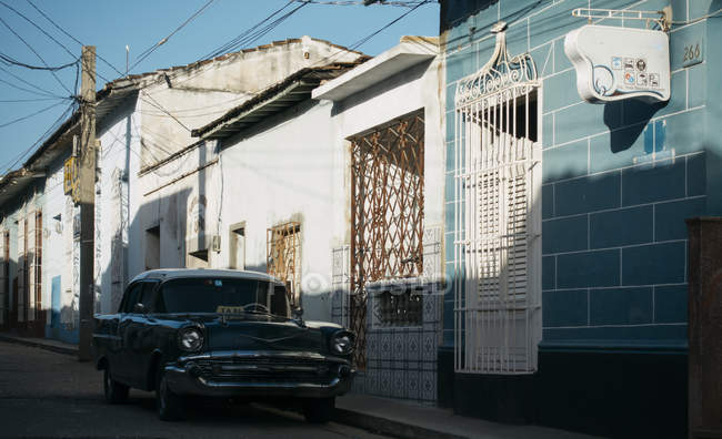 CUBA - AUGUST 27, 2016:Retro car parked on empty town street in sunny day. — Stock Photo