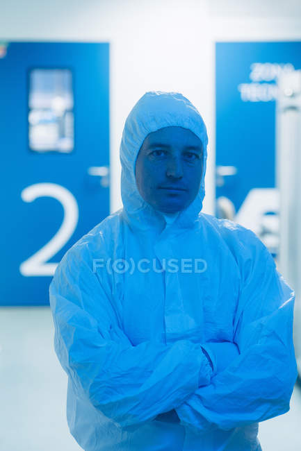 Científico disfrazado posando en laboratorio - foto de stock