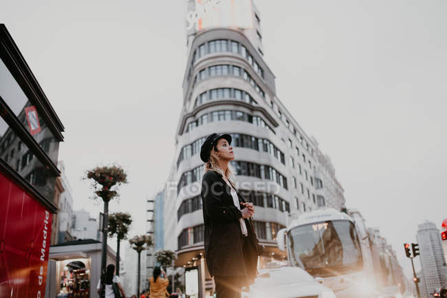 Vista lateral da mulher cruzando estrada no centro da cidade — Fotografia de Stock