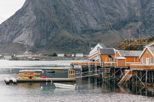 Barche ormeggiate al molo del lago di montagna — Foto stock