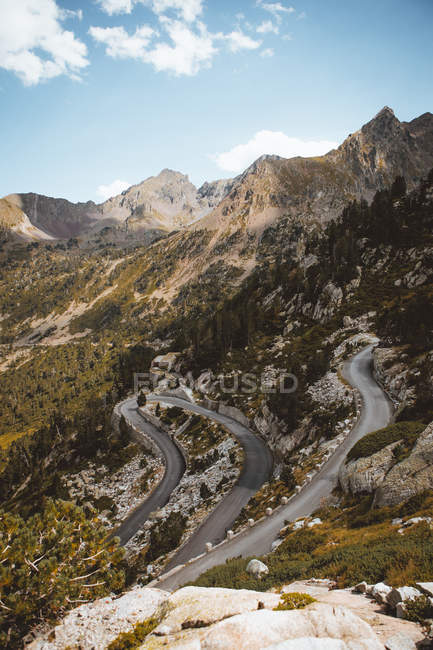 Vue pittoresque sur la crête des montagnes avec route sinueuse descendant sur la pente . — Photo de stock
