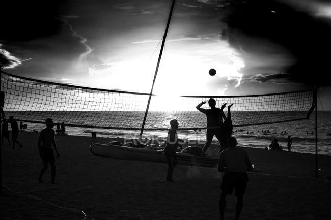 CUBA - 27 DE AGOSTO DE 2016: La gente jugando voleibol en la playa . - foto de stock