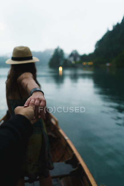 Rückansicht einer Frau mit Hut folgt mir gestikulierend auf dem Boot — Stockfoto