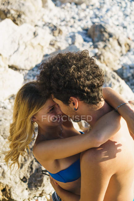 Blick auf das umarmende Paar am Kieselstrand — Stockfoto