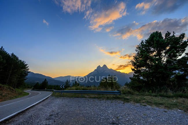 Paesaggio panoramico della strada di montagna sopra il cielo del tramonto — Foto stock