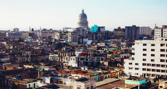 Panoramisches Stadtbild mit hoher Gebäudedichte — Stockfoto