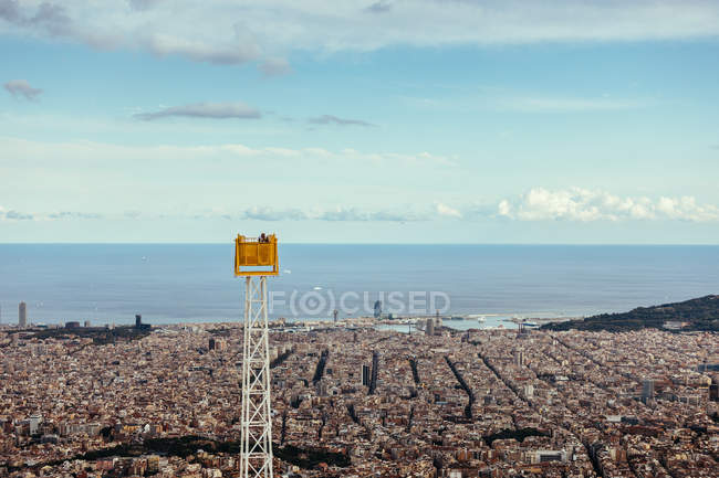 Paisaje urbano aéreo de Barcelona visto desde la noria del Tibidabo - foto de stock