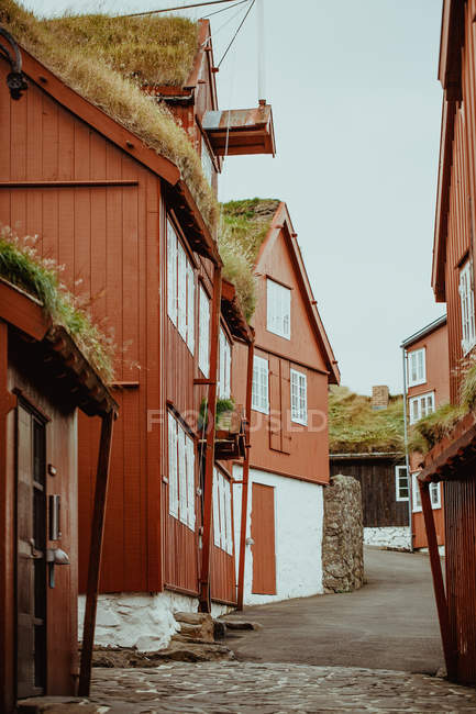 Extérieur des maisons en bois peintes en brun — Photo de stock