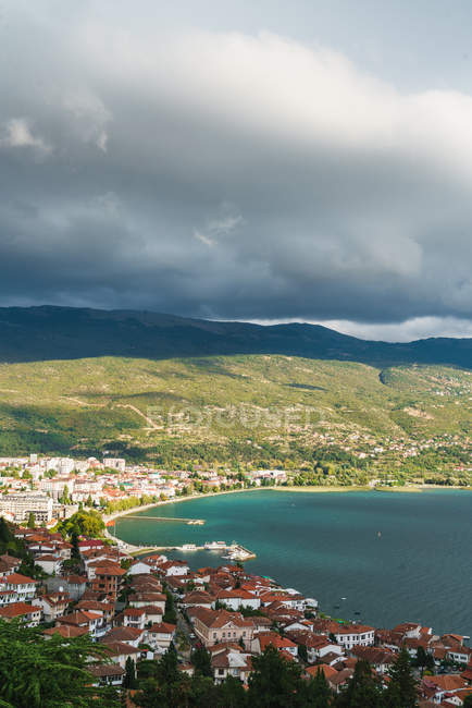 Scenic landscape of city on lake shore in mountains — Stock Photo