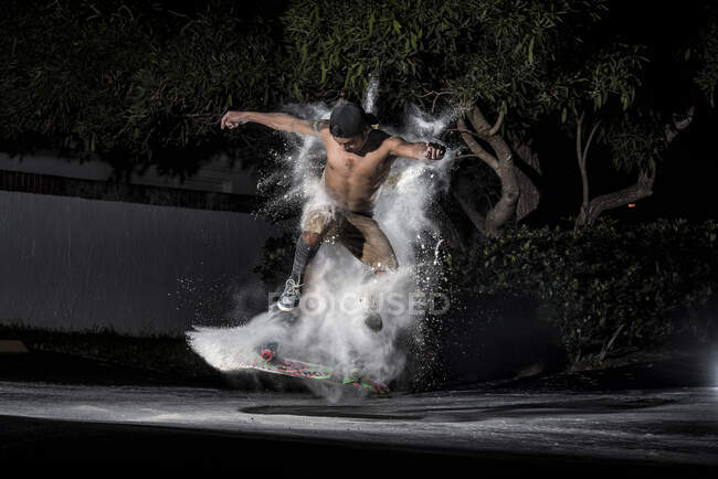 Homme effectuant des cascades sur skateboard — Photo de stock