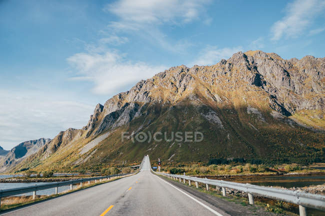Живописный вид асфальтированной дороги в горах — стоковое фото