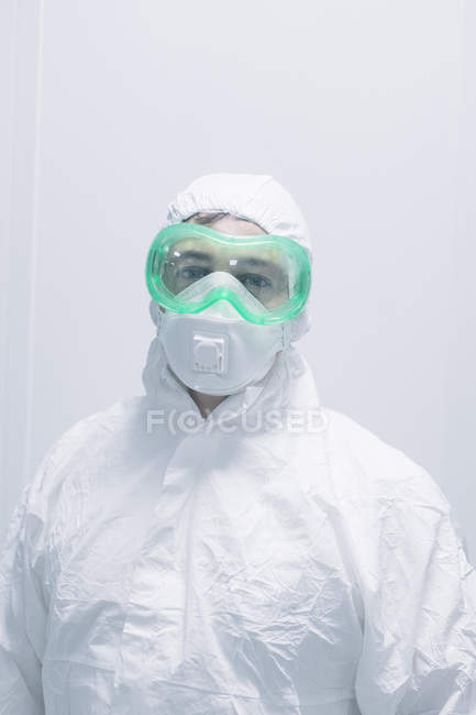 Ученый, позирующий в защитном костюме в лаборатории — стоковое фото