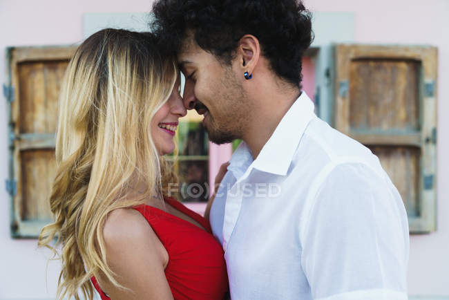 Vista laterale di amorevole coppia appassionata che abbraccia la scena di strada — Foto stock