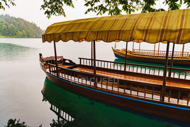 Tourist boats moored on lake shore — Stock Photo