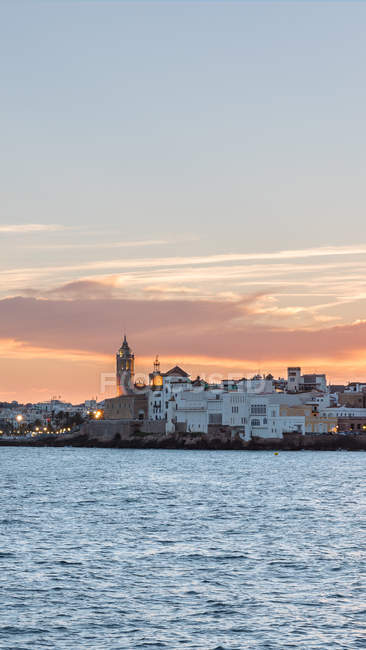 Vista panoramica della città costiera al tramonto — Foto stock