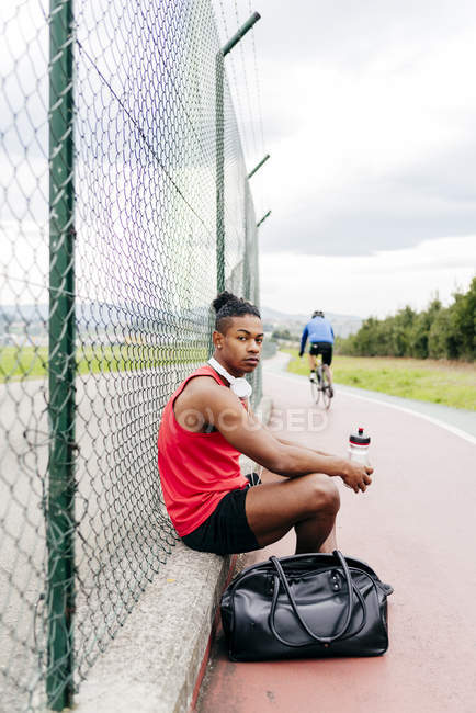 Vista lateral do desportista descansando após o treino — Fotografia de Stock