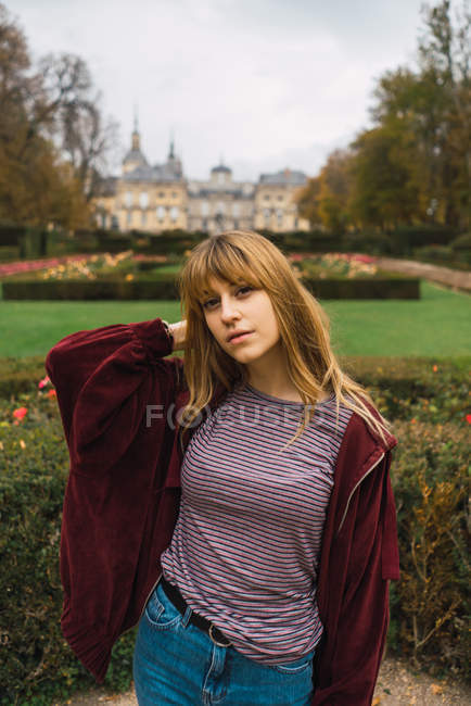 Romantique fille brune posant dans un parc vert — Photo de stock